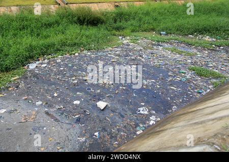 fluss mit Verschmutzung und Schmutz salvador, bahia, brasilien - 12. september 2023: Blick auf einen Flusskanal mit viel Schmutz und Verschmutzung in der Stadt Salvador. SALVADOR BAHIA BRASILIEN Copyright: XJoaxSouzax 120923JOA0189 Stockfoto