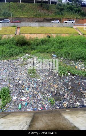 fluss mit Verschmutzung und Schmutz salvador, bahia, brasilien - 12. september 2023: Blick auf einen Flusskanal mit viel Schmutz und Verschmutzung in der Stadt Salvador. SALVADOR BAHIA BRASILIEN Copyright: XJoaxSouzax 120923JOA0190 Stockfoto