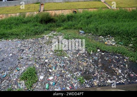 fluss mit Verschmutzung und Schmutz salvador, bahia, brasilien - 12. september 2023: Blick auf einen Flusskanal mit viel Schmutz und Verschmutzung in der Stadt Salvador. SALVADOR BAHIA BRASILIEN Copyright: XJoaxSouzax 120923JOA0196 Stockfoto