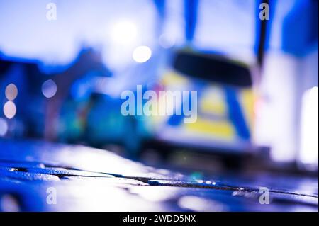 19.01.2024: Demonstration gegen neue Rechte in Minden: Bürgerinnen und Bürger protestieren gegen Rechtsextremismus. Dazu hat das Bündnis Minden für Demokratie und Vielfalt aufgerufen. Im Bild: Mannschaftswagen der Polizei. , Minden Nordrhein-Westfalen Deutschland *** 19 01 2024 Demonstration gegen die neue Rechte in Minden Bürger protestieren gegen Rechtsextremismus Dies wurde von der Mindener Allianz für Demokratie und Vielfalt im Bild Polizeiwagen Minden Nordrhein-Westfalen gefordert Stockfoto