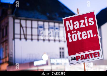 19.01.2024: Demonstration gegen neue Rechte in Minden: Bürgerinnen und Bürger protestieren gegen Rechtsextremismus. Dazu hat das Bündnis Minden für Demokratie und Vielfalt aufgerufen. Im Bild: Mitglieder der Partei halten Schilder, Plakate mit der Aufschrift Nazis getötet in der Menge. , Minden Nordrhein-Westfalen Deutschland *** 19 01 2024 Demonstration gegen die neue Rechte in Minden Bürger protestieren gegen Rechtsextremismus die Mindener Allianz für Demokratie und Vielfalt hat dies im Bild gefordert Mitglieder der Partei die mit Schildern, Plakaten mit Inschrift halten Stockfoto