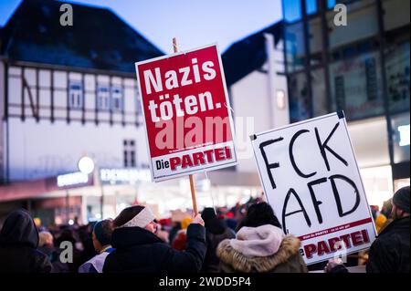 19.01.2024: Demonstration gegen neue Rechte in Minden: Bürgerinnen und Bürger protestieren gegen Rechtsextremismus. Dazu hat das Bündnis Minden für Demokratie und Vielfalt aufgerufen. Im Bild: Mitglieder der Partei die Partei halten Schilder, Plakate mit der Aufschrift FCK AfD und Nazis getötet in der Menge. , Minden Nordrhein-Westfalen Deutschland *** 19 01 2024 Demonstration gegen die neue Rechte in Minden Bürger protestieren gegen Rechtsextremismus die Mindener Allianz für Demokratie und Vielfalt hat dies im Bild gefordert Mitglieder der Partei die mit Schildern, Plakaten mit halten Stockfoto
