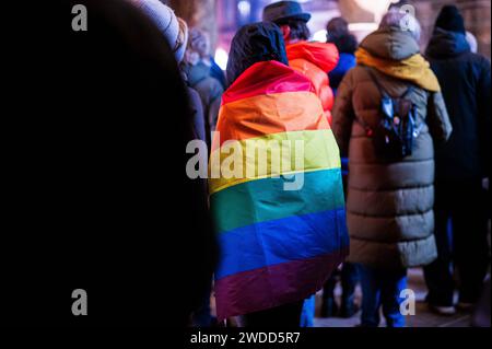 19.01.2024: Demonstration gegen neue Rechte in Minden: Bürgerinnen und Bürger protestieren gegen Rechtsextremismus. Dazu hat das Bündnis Minden für Demokratie und Vielfalt aufgerufen. Im Bild: Menschen mit einer Regenbogenfahne. , Minden Nordrhein-Westfalen Deutschland *** 19 01 2024 Demonstration gegen die neue Rechte in Minden Bürger protestieren gegen Rechtsextremismus die Mindener Allianz für Demokratie und Vielfalt hat dies im Bild Menschen mit Regenbogenfahne gefordert , Minden Nordrhein-Westfalen Deutschland Stockfoto