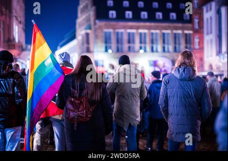 19.01.2024: Demonstration gegen neue Rechte in Minden: Bürgerinnen und Bürger protestieren gegen Rechtsextremismus. Dazu hat das Bündnis Minden für Demokratie und Vielfalt aufgerufen. Im Bild: Menschen mit einer Regenbogenfahne. , Minden Nordrhein-Westfalen Deutschland *** 19 01 2024 Demonstration gegen die neue Rechte in Minden Bürger protestieren gegen Rechtsextremismus die Mindener Allianz für Demokratie und Vielfalt hat dies im Bild Menschen mit Regenbogenfahne gefordert , Minden Nordrhein-Westfalen Deutschland Stockfoto