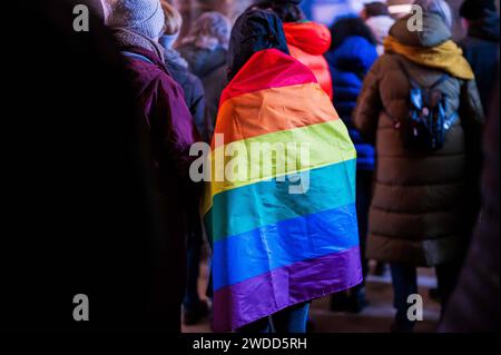 19.01.2024: Demonstration gegen neue Rechte in Minden: Bürgerinnen und Bürger protestieren gegen Rechtsextremismus. Dazu hat das Bündnis Minden für Demokratie und Vielfalt aufgerufen. Im Bild: Menschen mit einer Regenbogenfahne. , Minden Nordrhein-Westfalen Deutschland *** 19 01 2024 Demonstration gegen die neue Rechte in Minden Bürger protestieren gegen Rechtsextremismus die Mindener Allianz für Demokratie und Vielfalt hat dies im Bild Menschen mit Regenbogenfahne gefordert , Minden Nordrhein-Westfalen Deutschland Stockfoto