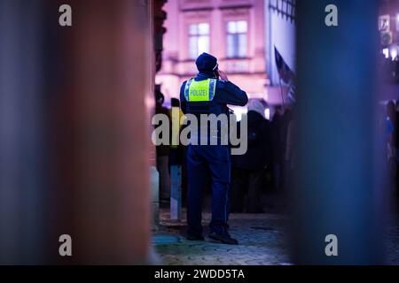 19.01.2024: Demonstration gegen neue Rechte in Minden: Bürgerinnen und Bürger protestieren gegen Rechtsextremismus. Dazu hat das Bündnis Minden für Demokratie und Vielfalt aufgerufen. Im Bild: Ein Polizist telefoniert. , Minden Nordrhein-Westfalen Deutschland *** 19 01 2024 Demonstration gegen die neue Rechte in Minden Bürger protestieren gegen Rechtsextremismus die Mindener Allianz für Demokratie und Vielfalt hat dies in dem Bild gefordert Ein Polizist am Telefon , Minden Nordrhein-Westfalen Deutschland Stockfoto