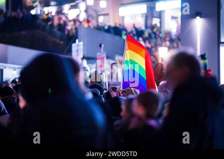 19.01.2024: Demonstration gegen neue Rechte in Minden: Bürgerinnen und Bürger protestieren gegen Rechtsextremismus. Dazu hat das Bündnis Minden für Demokratie und Vielfalt aufgerufen. Im Bild: Menschen mit einer Regenbogenfahne. , Minden Nordrhein-Westfalen Deutschland *** 19 01 2024 Demonstration gegen die neue Rechte in Minden Bürger protestieren gegen Rechtsextremismus die Mindener Allianz für Demokratie und Vielfalt hat dies im Bild Menschen mit Regenbogenfahne gefordert , Minden Nordrhein-Westfalen Deutschland Stockfoto