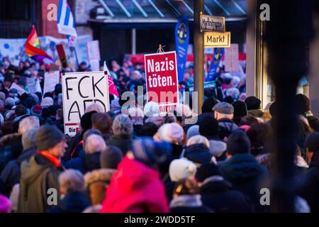 19.01.2024: Demonstration gegen neue Rechte in Minden: Bürgerinnen und Bürger protestieren gegen Rechtsextremismus. Dazu hat das Bündnis Minden für Demokratie und Vielfalt aufgerufen. Im Bild: Mitglieder der Partei die Partei halten Schilder, Plakate mit der Aufschrift FCK AfD und Nazis getötet in der Menge. , Minden Nordrhein-Westfalen Deutschland *** 19 01 2024 Demonstration gegen die neue Rechte in Minden Bürger protestieren gegen Rechtsextremismus die Mindener Allianz für Demokratie und Vielfalt hat dies im Bild gefordert Mitglieder der Partei die mit Schildern, Plakaten mit halten Stockfoto
