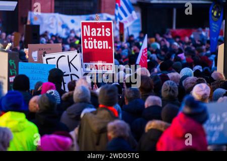 19.01.2024: Demonstration gegen neue Rechte in Minden: Bürgerinnen und Bürger protestieren gegen Rechtsextremismus. Dazu hat das Bündnis Minden für Demokratie und Vielfalt aufgerufen. Im Bild: Mitglieder der Partei die Partei halten Schilder, Plakate mit der Aufschrift FCK AfD und Nazis getötet in der Menge. , Minden Nordrhein-Westfalen Deutschland *** 19 01 2024 Demonstration gegen die neue Rechte in Minden Bürger protestieren gegen Rechtsextremismus die Mindener Allianz für Demokratie und Vielfalt hat dies im Bild gefordert Mitglieder der Partei die mit Schildern, Plakaten mit halten Stockfoto