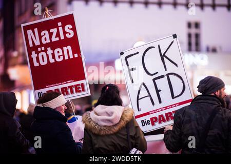 19.01.2024: Demonstration gegen neue Rechte in Minden: Bürgerinnen und Bürger protestieren gegen Rechtsextremismus. Dazu hat das Bündnis Minden für Demokratie und Vielfalt aufgerufen. Im Bild: Mitglieder der Partei die Partei halten Schilder, Plakate mit der Aufschrift FCK AfD und Nazis getötet in der Menge. , Minden Nordrhein-Westfalen Deutschland *** 19 01 2024 Demonstration gegen die neue Rechte in Minden Bürger protestieren gegen Rechtsextremismus die Mindener Allianz für Demokratie und Vielfalt hat dies im Bild gefordert Mitglieder der Partei die mit Schildern, Plakaten mit halten Stockfoto