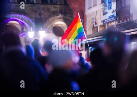 19.01.2024: Demonstration gegen neue Rechte in Minden: Bürgerinnen und Bürger protestieren gegen Rechtsextremismus. Dazu hat das Bündnis Minden für Demokratie und Vielfalt aufgerufen. Im Bild: Menschen mit einer Regenbogenfahne. , Minden Nordrhein-Westfalen Deutschland *** 19 01 2024 Demonstration gegen die neue Rechte in Minden Bürger protestieren gegen Rechtsextremismus die Mindener Allianz für Demokratie und Vielfalt hat dies im Bild Menschen mit Regenbogenfahne gefordert , Minden Nordrhein-Westfalen Deutschland Stockfoto