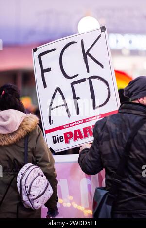 19.01.2024: Demonstration gegen neue Rechte in Minden: Bürgerinnen und Bürger protestieren gegen Rechtsextremismus. Dazu hat das Bündnis Minden für Demokratie und Vielfalt aufgerufen. Im Bild: Mitglieder der Partei die Partei halten Schilder, Plakate mit der Aufschrift FCK AfD in der Menge. , Minden Nordrhein-Westfalen Deutschland *** 19 01 2024 Demonstration gegen die neue Rechte in Minden Bürger protestieren gegen Rechtsextremismus die Mindener Allianz für Demokratie und Vielfalt hat dies im Bild gefordert Mitglieder der Partei die mit Schildern, Plakaten mit der Inschrift halten Stockfoto