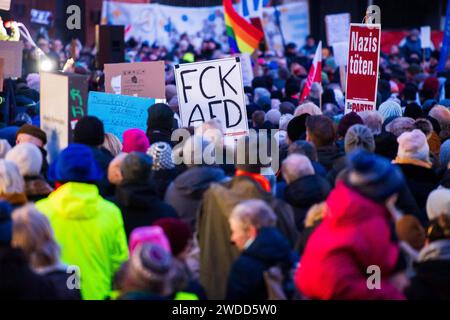 19.01.2024: Demonstration gegen neue Rechte in Minden: Bürgerinnen und Bürger protestieren gegen Rechtsextremismus. Dazu hat das Bündnis Minden für Demokratie und Vielfalt aufgerufen. Im Bild: Mitglieder der Partei die Partei halten Schilder, Plakate mit der Aufschrift FCK AfD und Nazis getötet in der Menge. , Minden Nordrhein-Westfalen Deutschland *** 19 01 2024 Demonstration gegen die neue Rechte in Minden Bürger protestieren gegen Rechtsextremismus die Mindener Allianz für Demokratie und Vielfalt hat dies im Bild gefordert Mitglieder der Partei die mit Schildern, Plakaten mit halten Stockfoto