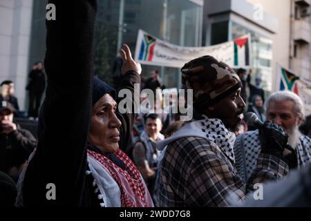 Beirut, Libanon. Januar 2024. Zur Unterstützung des Anspruchs Südafrikas vor dem Internationalen Gerichtshof, der Israel des Völkermordes in Gaza beschuldigt, versammelten sich am 20. Januar 2023 Hunderte vor dem südafrikanischen Konsulat in Beirut, Libanon. Foto: Sandro Basili/ABACAPRESS.COM Credit: Abaca Press/Alamy Live News Stockfoto