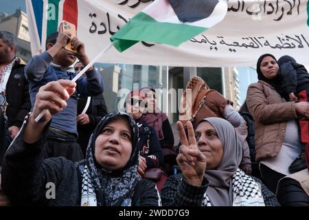 Beirut, Libanon. Januar 2024. Zur Unterstützung des Anspruchs Südafrikas vor dem Internationalen Gerichtshof, der Israel des Völkermordes in Gaza beschuldigt, versammelten sich am 20. Januar 2023 Hunderte vor dem südafrikanischen Konsulat in Beirut, Libanon. Foto: Sandro Basili/ABACAPRESS.COM Credit: Abaca Press/Alamy Live News Stockfoto