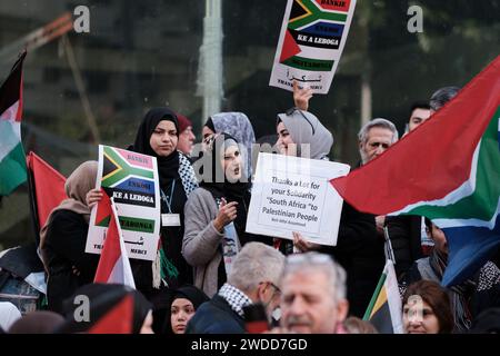 Beirut, Libanon. Januar 2024. Zur Unterstützung des Anspruchs Südafrikas vor dem Internationalen Gerichtshof, der Israel des Völkermordes in Gaza beschuldigt, versammelten sich am 20. Januar 2023 Hunderte vor dem südafrikanischen Konsulat in Beirut, Libanon. Foto: Sandro Basili/ABACAPRESS.COM Credit: Abaca Press/Alamy Live News Stockfoto