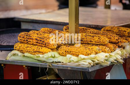 Beliebtes türkisches Streetfood, Misir, frisch gekochter Mais auf dem Kolben, geröstet auf einem Kohlegrill und mit Salz und Gewürzen bestreut, Istanbul, Truthahn Stockfoto