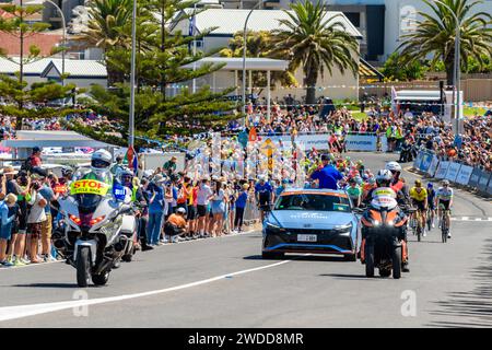 Adelaide, Südaustralien - 20. Januar 2024: Santos Tour Down Under Race THINK! Road Safety Herren Stage 5 Christies Beach – Willunga Hill beginnt mit Stockfoto
