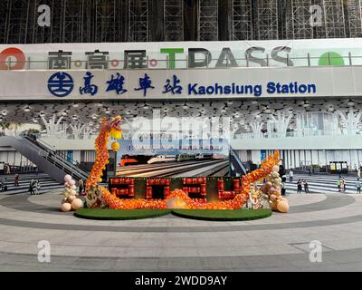 Drachendekoration am Bahnhof Kaohsiung zur Feier des Jahres des Drachen in Kaohsiung, Taiwan. Stockfoto