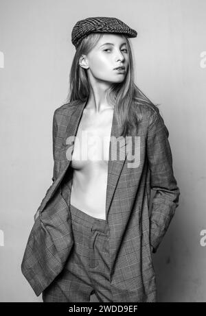britische Mode. Jazz Schritt. Karierte Jacke. Elegante Frau in formellen männlichen Anzug. Vintage-Look. Retro-Mädchen mit langen Haaren. Stil des Jazz Schritt. Schönheit Stockfoto