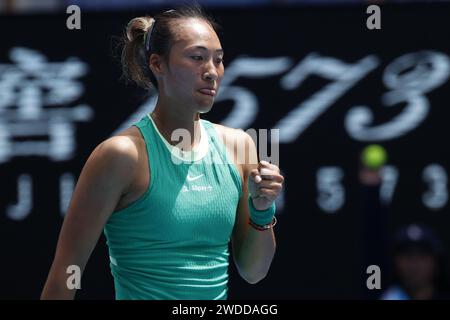 Melbourne, Australien. Januar 2024. Qinwen Zheng (CHN) in Aktion während ihres Spiels in der dritten Runde gegen Yafan Wang (CHN) Credit: Independent Photo Agency/Alamy Live News Stockfoto