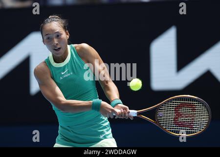 Melbourne, Australien. Januar 2024. Qinwen Zheng (CHN) in Aktion während ihres Spiels in der dritten Runde gegen Yafan Wang (CHN) Credit: Independent Photo Agency/Alamy Live News Stockfoto