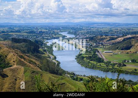 Blick auf Huntly und Waikato River vom Hakarimata Summit Track. Huntly. Neuseeland. Stockfoto