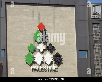 Kairo, Ägypten, 7. Januar 2024: Die Farben der palästinensischen Flagge, darunter das Wort Palästina, auf dem Leven Square Gebäude in Ägypten für den Staat Stockfoto