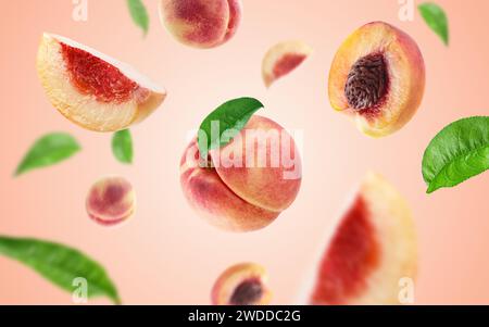Pfirsich mit isoliertem rosa Hintergrund Stockfoto