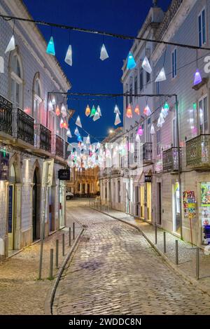 Dekorative Lichter In Der Tavira Portugal Street Bei Nacht Stockfoto