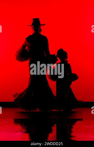 Sevilla, Spanien. Januar 2024. Am 1. Tag der SIMOF 2024, der Internationalen Messe von Flamenco Fashion im FIBES Conference and Exhibition Centre in Sevilla, Spanien, läuft ein Model auf der Landebahn auf der Modeschau Sara de Benitez am 18. Januar 2024. (Foto von DAX Images/NurPhoto) Guthaben: NurPhoto SRL/Alamy Live News Stockfoto