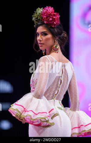 Sevilla, Spanien. Januar 2024. Am 1. Tag der SIMOF 2024, der Internationalen Messe von Flamenco Fashion im FIBES Conference and Exhibition Centre in Sevilla, Spanien, läuft ein Model auf der Landebahn auf der Modeschau Sara de Benitez am 18. Januar 2024. (Foto von DAX Images/NurPhoto) Guthaben: NurPhoto SRL/Alamy Live News Stockfoto