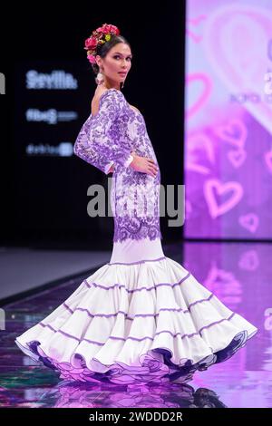 Sevilla, Spanien. Januar 2024. Am 1. Tag der SIMOF 2024, der Internationalen Messe von Flamenco Fashion im FIBES Conference and Exhibition Centre in Sevilla, Spanien, läuft ein Model auf der Landebahn auf der Modeschau Sara de Benitez am 18. Januar 2024. (Foto von DAX Images/NurPhoto) Guthaben: NurPhoto SRL/Alamy Live News Stockfoto