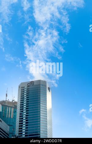 Kuala Lumpur, Malaysia - 09.13.2023: Citibank-Gebäude mit Logo auf dem Wolkenkratzer. Citibank ist eine Banksparte des multinationalen Finanzdienstleistungsunternehmens Citigroup, das 1812 gegründet wurde. Stockfoto