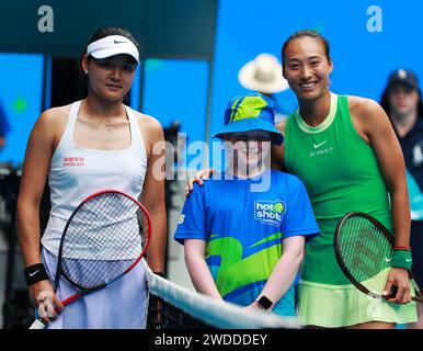 Melbourne, Australien. Januar 2024. Zheng Qinwen (R) und Wang Yafan posieren für Fotos vor dem Spiel der 3. Runde der Frauen beim Australian Open Tennis Turnier in Melbourne, Australien, 20. Januar 2024. Quelle: Ma Ping/Xinhua/Alamy Live News Stockfoto