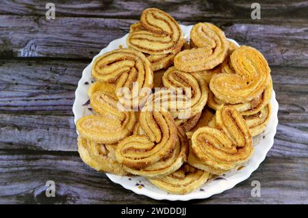 palmier, kurz für Feuille de palmier 'Palmenblatt, französische Herzkekse, Palmiers werden aus Blätterteig hergestellt, einem laminierten Teig ähnlich dem Dou Stockfoto