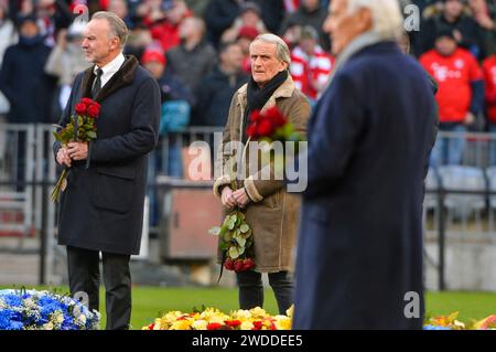 Bild zeigt: Karl-Heinz Rummenigge, Wolfgang Overath, 20.01.2024, München, Fußball, WÜRDIGUNG VON FRANZ BECKENBAUER, DFB/DFL-VORSCHRIFTEN VERBIETEN JEDE VERWENDUNG VON FOTOGRAFIEN ALS BILDSEQUENZEN UND/ODER QUASI-VIDEO. Stockfoto