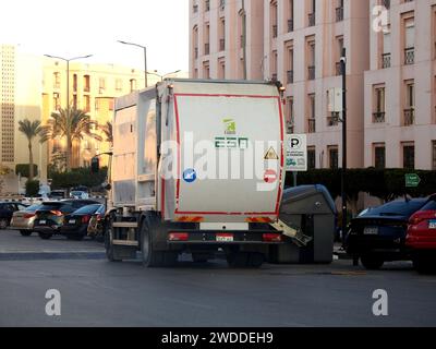 Kairo, Ägypten, 6. Januar 2024: Ein Müllwagen, Müllwagen, ein Lkw, der speziell entwickelt wurde, um kommunale feste Abfälle zu sammeln und zu einem festen Abfall zu transportieren Stockfoto