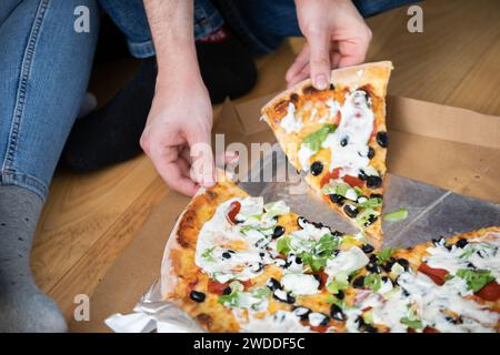 Ein schnelles Mittagessen, das auf der Flucht auf dem Boden gegessen wurde. Stockfoto