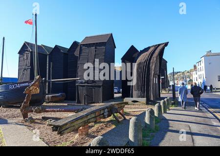 Hastings, traditionelle schwarz lackierte Fischerhütten am Old Town Stade, Rock-a-Nore, East Sussex, Großbritannien Stockfoto