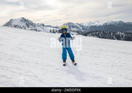 Fröhliche Familie, Skiurlaub mit Kindern, sonniges, schönes Wetter im Freien Stockfoto