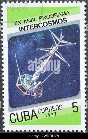 Von Kuba gedruckte Briefmarke, auf der Intercosmos 2, Cosmonautics Day gezeigt wird. 20. Jahrestag des Intercosmos-Programms, um 1987. Stockfoto