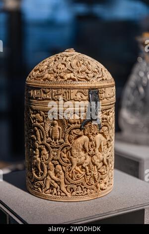 Pyxis of al-Mughira: Islamische und östliche Antiquitäten und Kunstwerke der Sammlungen des Louvre-Museums in Paris, Frankreich Stockfoto