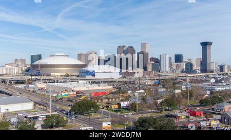 Blick aus der Vogelperspektive auf die Skyline von Downtown New Orleans, Louisiana an einem sonnigen Wintertag im Januar 2024 Stockfoto