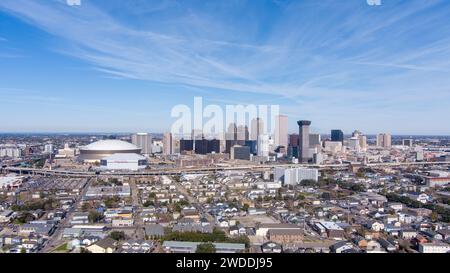 Blick aus der Vogelperspektive auf die Skyline von Downtown New Orleans, Louisiana an einem sonnigen Wintertag im Januar 2024 Stockfoto
