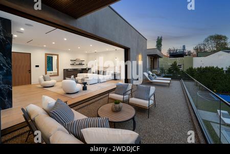 Blick auf ein modernes Haus mit stilvollem Wohnbereich und geräumiger Außenküche Stockfoto