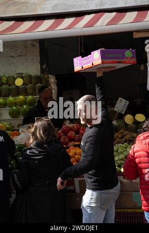 Jerusalem,. Israel - 5. Januar 2023: Ein Verkäufer auf dem Mahane Yehuda Markt in Jerusalem, Israel, mit einer Schachtel Gemüse. Stockfoto