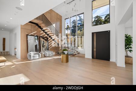 Geräumiges, elegantes Wohnzimmer mit atemberaubendem Holzfußboden und Treppe Stockfoto