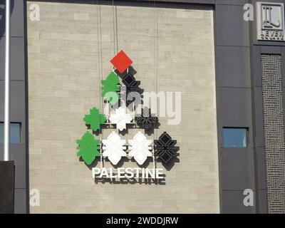 Kairo, Ägypten, 7. Januar 2024: Die Farben der palästinensischen Flagge, darunter das Wort Palästina, auf dem Leven Square Gebäude in Ägypten für den Staat Stockfoto