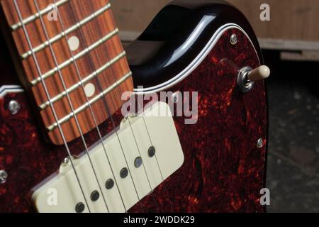 Kratzplatte, Bedienelemente, Pick-up, Gitarrensaiten und Griffbrett von E-Gitarre Stockfoto